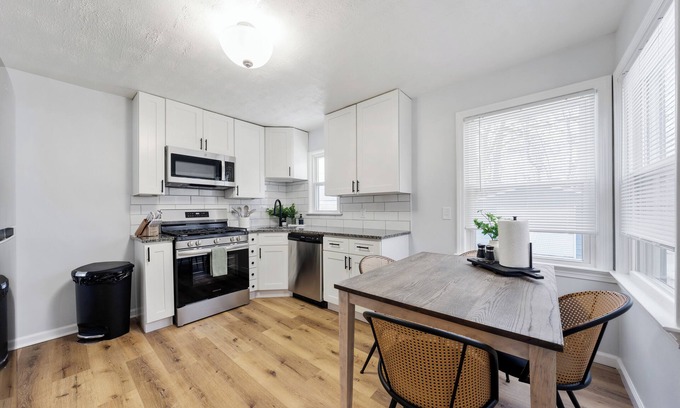 Parma Casa | NEW Modern 4-Bedroom Home with Arcade Games – Near Downtown Cleveland & Airport!