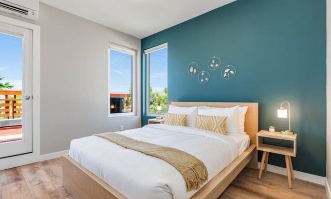 West Woodland Casa | *NEW* Modern 4B3.5BA w/ Rooftop in Ballard/Fremont