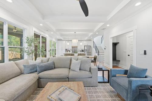 Scottdale Casa | New Modern Luxurious Woodland Retreat home