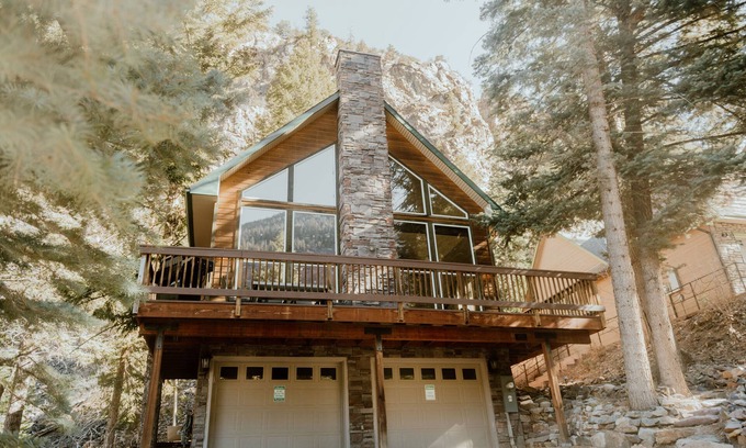 Ouray Casa | New! Modern mountain retreat. Bar, garage, luxurious backyard patio. Pristine!