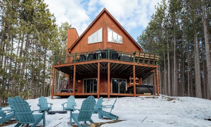 Central Lake Cabina | NEW Modern Torch Lake Retreat w/Hidden Speakeasy: Golf Sim/Theater/Hot Tub&Games