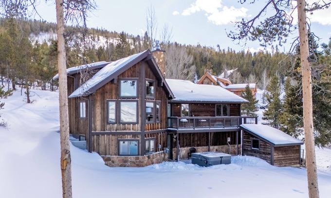 Innsbruck Val Moritz Cabina | New Mountain Retreat with Hot Tub