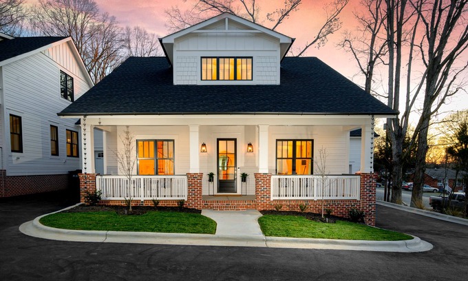 Oakhurst Casa | New Oakhurst Cottage # 1 Charlotte