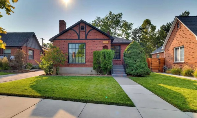 Old Southwest Casa | NEW Old Southwest Gem, Patio, Grill, Smart TV, 2 Desks + Fitness Equipment
