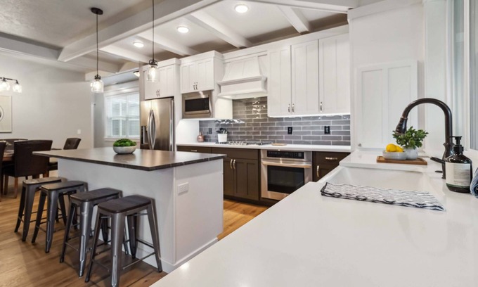 Eagle Casa | NEW! Peaceful Parkside Escape | High-End Kitchen | Screened Patio | BBQ | Walk to Downtown Eagle!