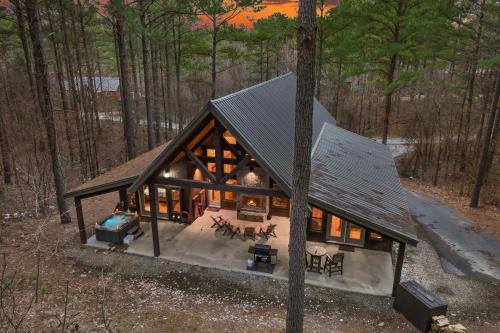 Broken Bow Casa | NEW Prime Cabin Chateau Hot Tub-Firepit-Sleeps 6