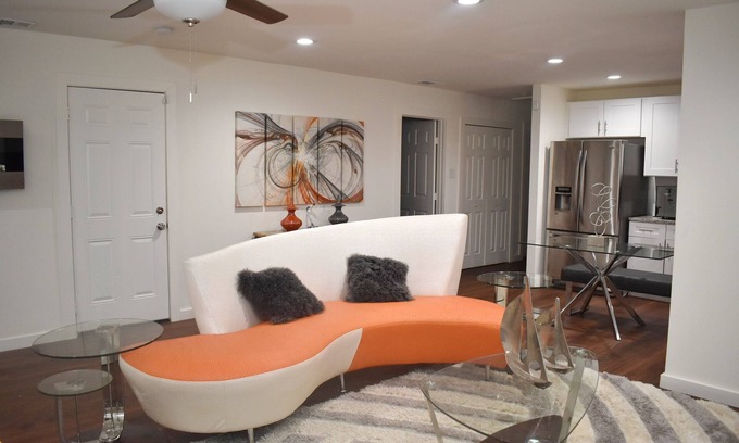 Dallas Casa | New, Private, 3-bedroom, by Downtown Dallas, Hot Tub Relaxation.