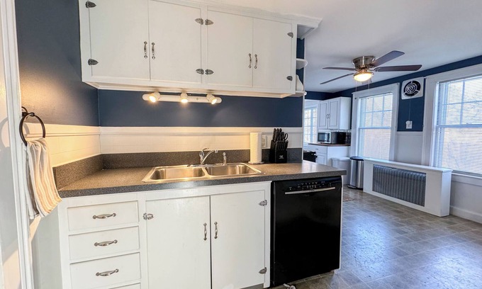 Manchester Apartamento | NEW - Private Patio - 1st Floor - Mins to Downtown - Hospitals - Explore NH