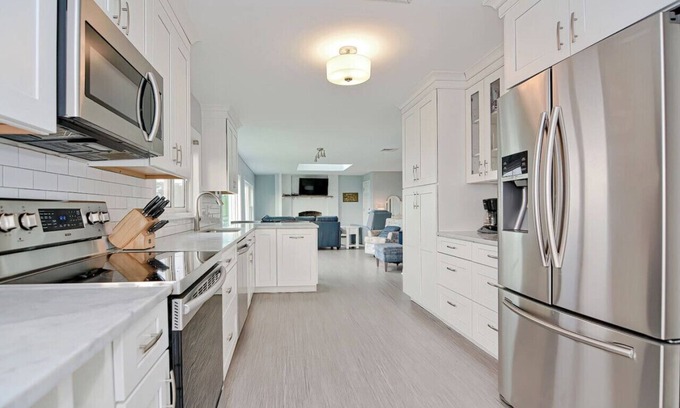 Gloucester Casa | NEW Rental: 2 min walk to Private Coffin's Beach