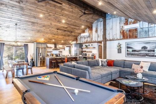 Townsend Casa | New Rustic Luxe Cabin Billiards Spa Near GSMNP