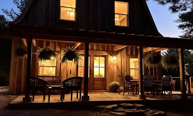 Freetown Cabina | NEW! SECLUDED w/htd pool! 16ac w/hot tub, fire pit, arcade, pond& theater room!