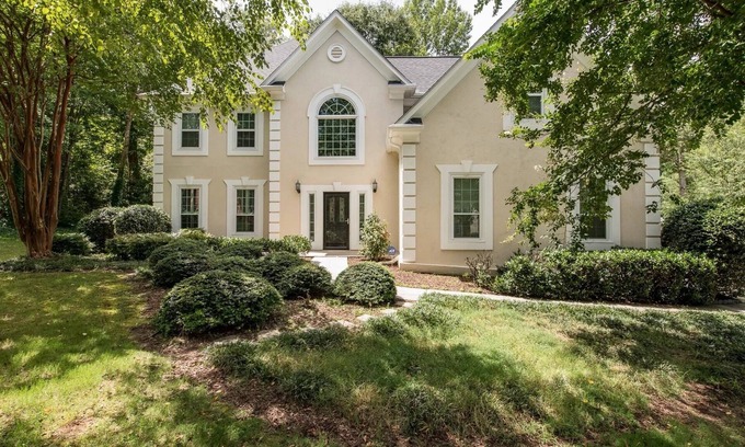 Norcross Casa | NEW Southern Charm ATL 4 Bdr/3 Bath Executive Home