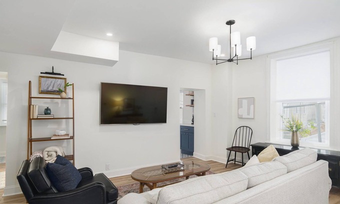 Manayunk Apartamento | New, spacious 2BR with deck and parking