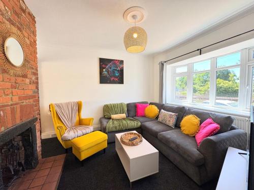 Southampton Casa | New Spacious 4 Bedrooms 5 Beds House Sleeps 8!