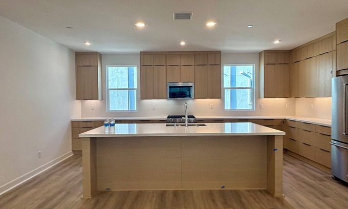 Serra Mesa Casa | new spacious 4-bedroom townhome in lovely San Diego with WiFi, AC, fitness room