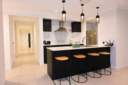 Loganholme Casa | New Spacious 4 Bedroom Retreat fully air conditioned in Loganholme