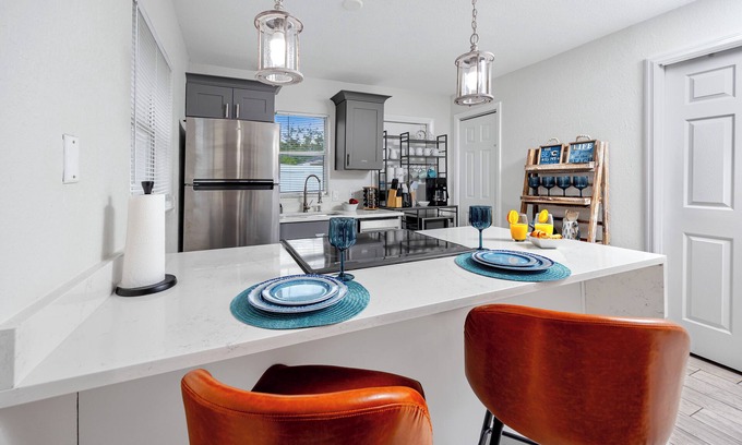 New Port Richey Casa | NEW Steps to Downtown 7 Mins to Beach + Parking
