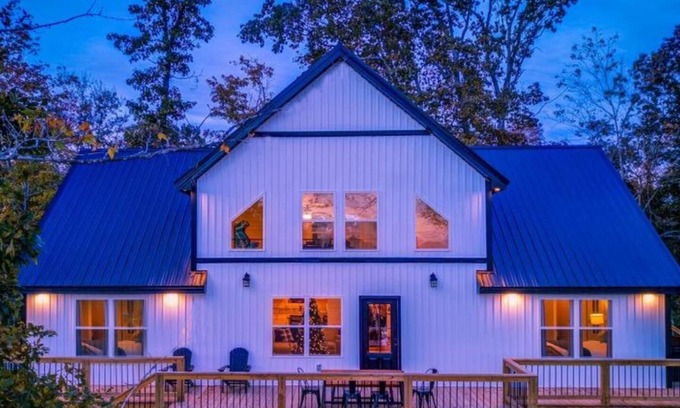 Lindseyville Casa | "New! Stunning Nolin Lake Luxury Cabin! Hot Tub, Game Room, Fire Pit & More!"