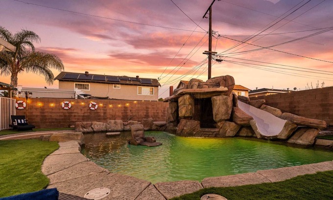 West Covina Casa | *NEW* Stunning Resort Pool/Jacuzzi House Sleeps 16
