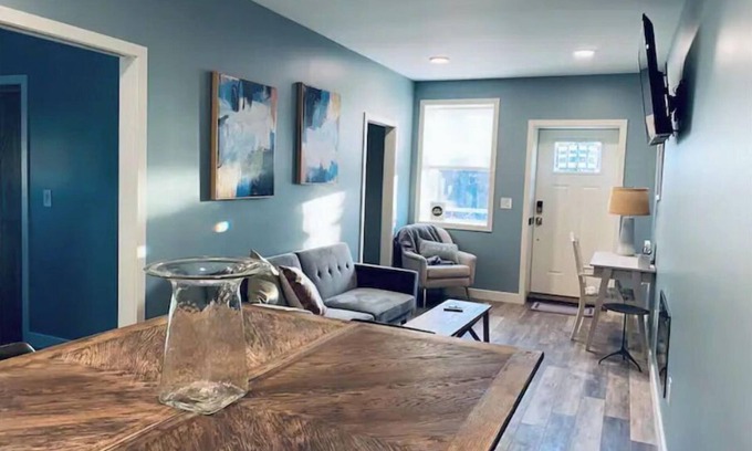 Halfmoon Apartamento | NEW Stylish Apartment with Hot Tub