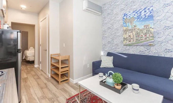 Midway District Casa | New Sunny Chic Apt 3 Blocks to All. Parking, Cable