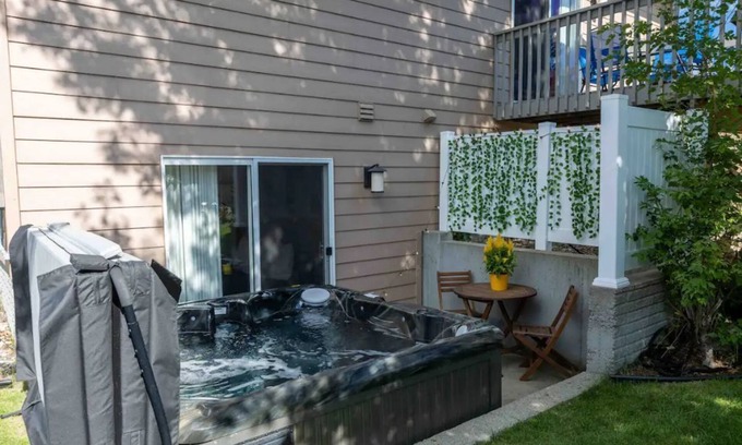 Sioux Falls Casa | New~The Lily Pad~Hot tub & Sauna /Dog&Kid Friendly