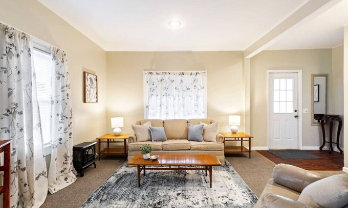 Rochester Casa | NEW to VRBO-Central Rochester 2BRDM w/Yard!