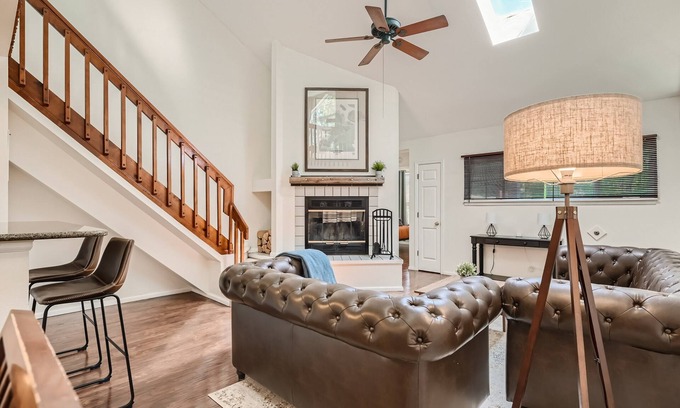 Meadow Hills Condominio | New! Urban Oasis - Pool Access - Fireplace - 30 Day Rental