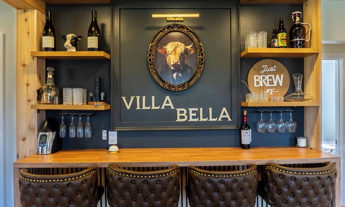 Hermann Otro | NEW! Villa Bella Elegant Hermann Farmhouse with Wine Bar, Fire Pit &Trolley Ride