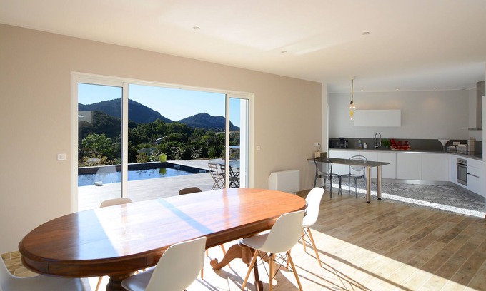 Patrimonio Casa | Nueva villa con piscina con vistas a una hectárea de terreno con vistas al viñedo.