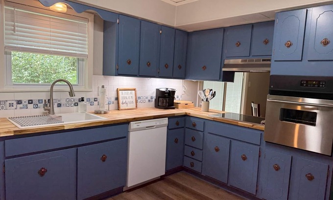 Sherwood Casa | NEW Violet's Dream. A Soft Place To Land. Charming, quiet 3-bed Sherwood home.