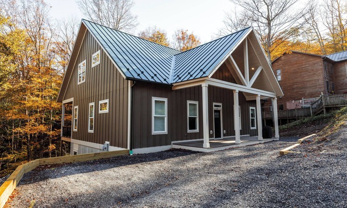 Northface Casa | New! Walk to Slopes, 3 King Suites, Hot Tub. Firepit