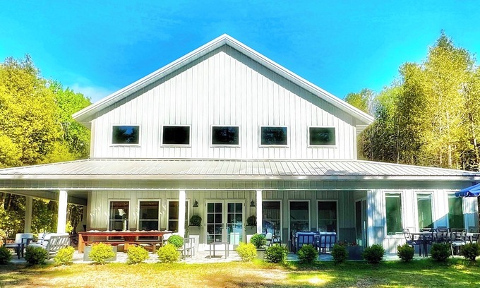 Sturgeon Bay Casa | New Waterfront 5 BR 4BT Barndominium. Still Availability For Fall ‘25,Summer ‘26