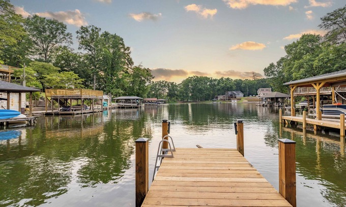 Mount Gilead Casa | New, waterfront, family size lake house in a quiet cove at Lake Tillery.