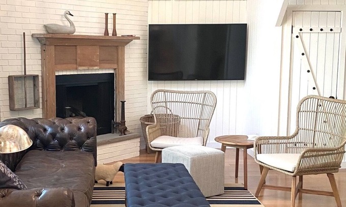 Country Club Estates Casa | New! Wow! Classic, bright Lakehouse with separate living spaces, 1 min to beach