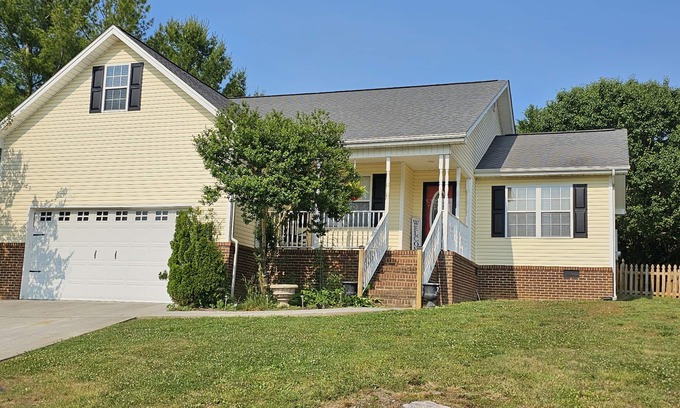 Clinton Casa | NEW Yellow Brookstone Villa Relaxing Escape Close Venues & Norris Watershed Hike