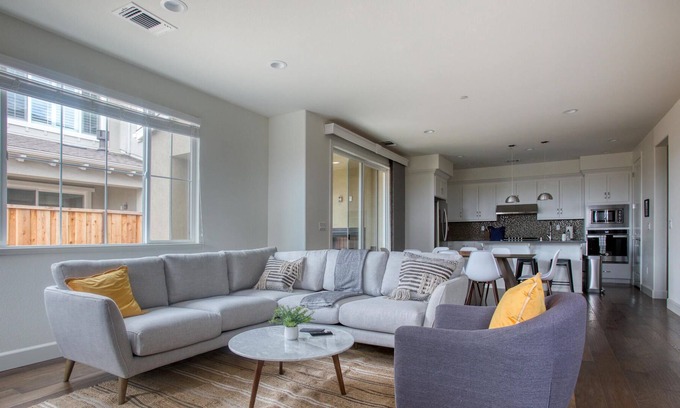 Newark Casa | Newark 4BR with Easy Access to Other Bay Towns