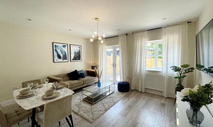 Rushmoor District Casa | Newbuild, 3 Bedroom house with free parking