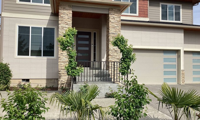 Renton Casa | Newer comfy Renton house with gym and theater