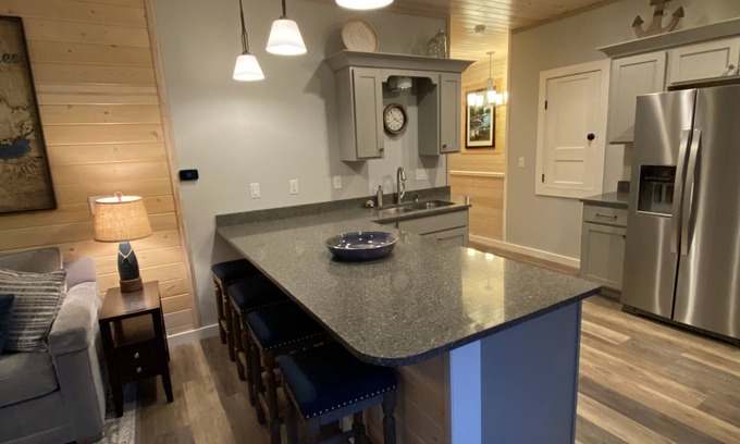 Boyne City Apartamento | Newly Built Carriage House Apartment! - short walk to downtown Boyne City!