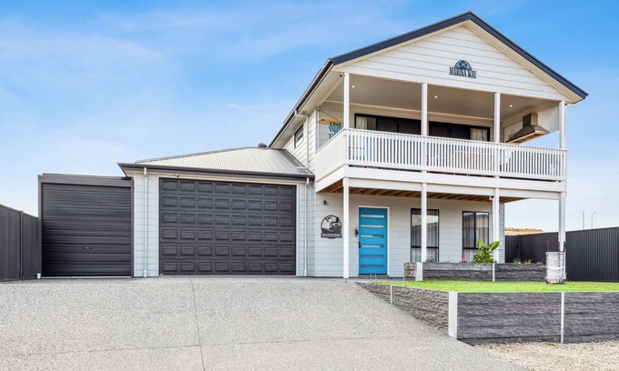Mannum Casa | NEWLY BUILT END OF 2024, THIS SPACIOUS RIVER HOME ACCOMMODATES UP TO 13