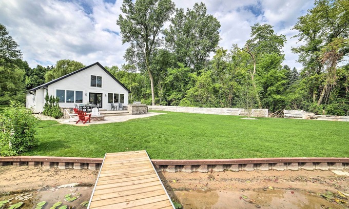 Jackson Casa | Newly Built Gilletts Lake Gem: Dock & Hot Tub