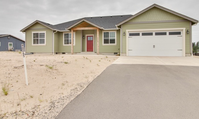 Warrenton Casa | Newly-Built, Lake-View Getaway with Firepit and Bikes - 1 Mile from Beach