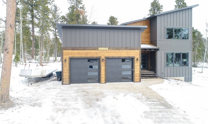 Deadwood Cabina | Newly Built Modern Cabin w/ 7 Person Hot tub, Games, TVs & Clubhouse w/Pool