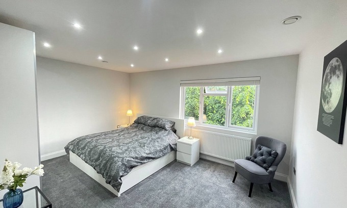 Redbridge Apartamento | Newly Built Spacious 1 Bedroom Apartment