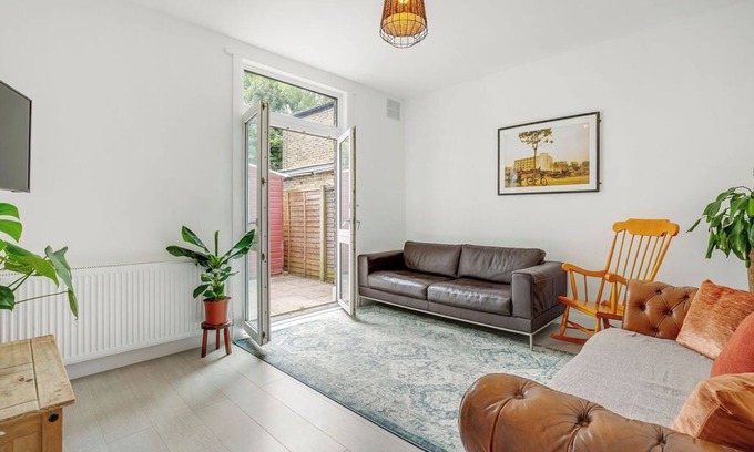 Waltham Cross Casa | Newly Decorated, Spacious House with Parking and near Train Station