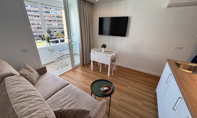 San Fernando Apartamento | Apartamento moderno y acogedor con balcón, piscina y parking gratuito