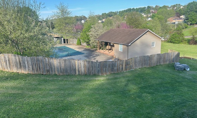 Tri-Cities Cabaña | NEWLY FINISHED!! Pool house cottage located in central Tricities of northeast TN