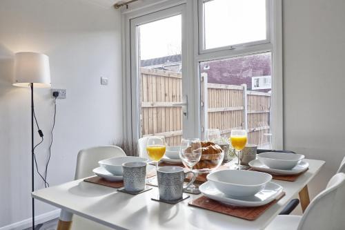 Basildon Casa | Newly Refurbished 3BR House Basildon, Garden, Netflix & Trisport Table