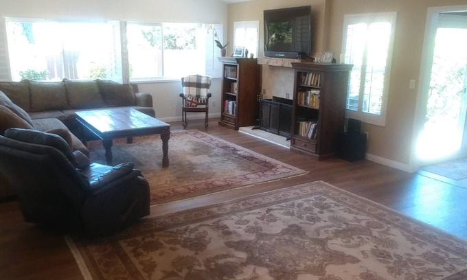 Agoura Hills Casa | Recién remodelado de 3 habitaciones y 3 baños en casa. ¡A solo 15 minutos de las playas de Malibu!